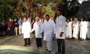 Batismo - Pastores  G. Miguel, Lemos, Francisco Nonato e Abmael se preparando para entrar nas aguas batismais