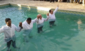 Batismo - Pastores orando para receber os batizando