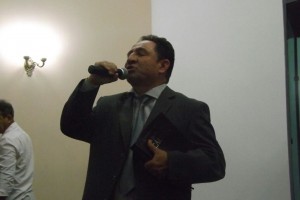 Pr. G. Miguel orando